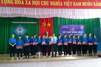 Chi đoàn trường phổ thông DTNT THCS Cư M’gar kết nạp đoàn viên mới