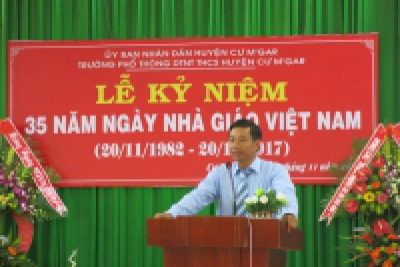 CÁC ĐỒNG CHÍ LÃNH ĐẠO HUYỆN ỦY, HĐND, UBND HUYỆN DỰ LỄ KỶ NIỆM 35 NĂM NGÀY NHÀ GIÁO VIỆT NAM TẠI TRƯỜNG